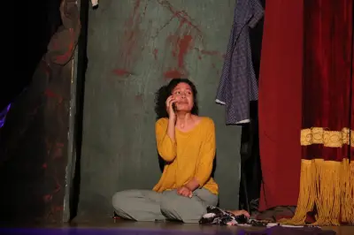 عرض مسرحي يغوص في صراع الإنسان مع ماضيه وأفكاره