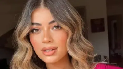 ناقد موضة يعلق على فستان ليلى أحمد زاهر في مهرجان كان