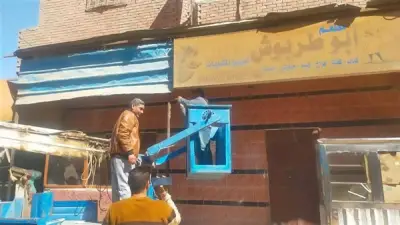 حملة مكبرة لإزالة لافتات المحال المخالفة في بنها لتحسين المظهر الحضاري