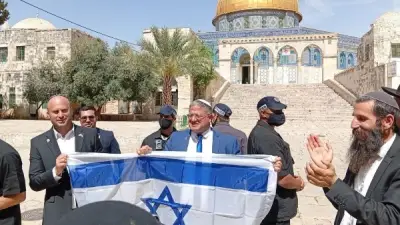 بن غفير يقتحم الأقصى ويرفع علم الاحتلال في باحاته