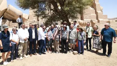وزير السياحة يلتقي سائحين ألمان وفرنسيين بمعبد الرامسيوم بالأقصر