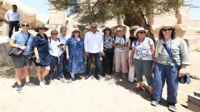 وزير السياحة والآثار يلتقي سائحين ألمان وفرنسيين في الأقصر