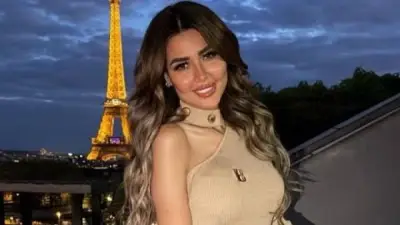 فرح شعبان تخطف الأنظار بفستان أصفر ناعم في عطلتها بتركيا
