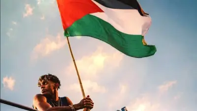 رئيس وزراء إسبانيا يدافع عن لامين يامال بعد رفع علم فلسطين