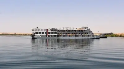 الشركة البورسعيدية تنهي صيانة وإنزال الفندق العائم قصر إبريم ببحيرة ناصر
