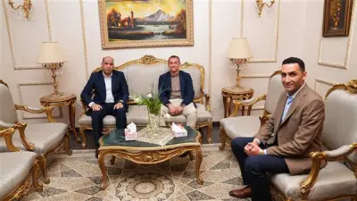 محافظ أسوان يستقبل وزير العمل بالمطار لبدء جولة ميدانية بالصعيد