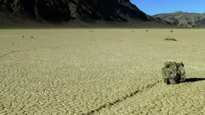 لغز حركة الصخور في وادي الموت: العلم يكشف السر بعد عقود من الحيرة