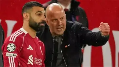 سلوت يتصرف بغرابة مع محمد صلاح في مباراة أستون فيلا لأول مرة