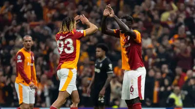 لاعب جلطة سراي يرفع علم فلسطين في احتفالات الدوري التركي