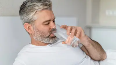 أهمية شرب الماء قبل وبعد العلاقة الحميمة لتحسين الأداء الجنسي
