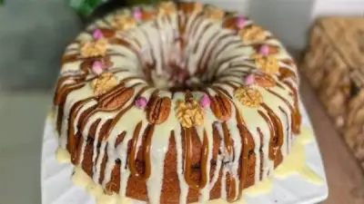 طريقة عمل كيكة سينابون رولز بالقرفة الغنية والصوص الكريمي