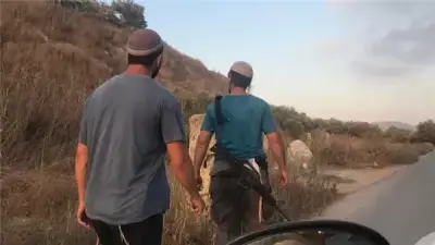 مستوطنون ينهبون محالًا تجارية في القدس تحت حماية الشرطة الإسرائيلية