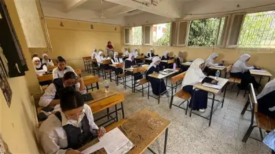 محافظ قنا يتفقد امتحانات النقل بلجنة أنور السادات الثانوية بنات بنجع حمادي