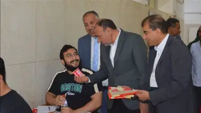 نائب رئيس جامعة الأزهر يوزع المياه والبسكويت على طلاب طب أسنان أسيوط