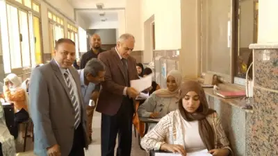رئيس جامعة أسوان يتفقد امتحانات الفصل الثاني بكلية الزراعة