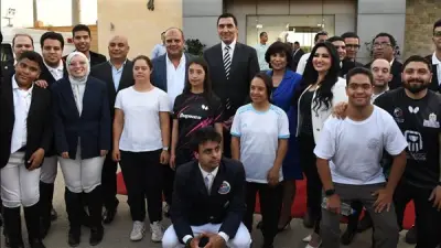 وزير الرياضة يداعب بطلاً من ذوي الهمم: بدلتك أشيك مني