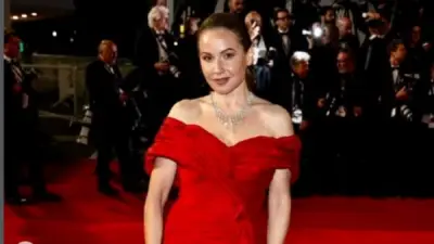 ريا أبي راشد تخطف الأنظار بفستان أحمر ناري في مهرجان كان