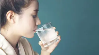 تأثير شرب الماء البارد على الجسم: فوائد ومخاطر