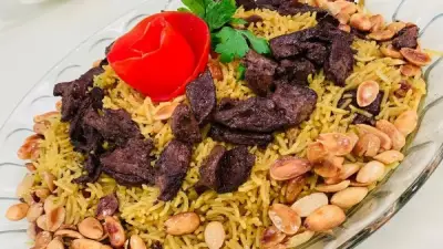 طريقة عمل أرز بالكبد والقوانص للعزومات بخطوات سهلة