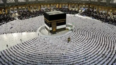 قصة ثمامة الحنفي: من قتل الصحابة إلى أول من نادى بالتلبية
