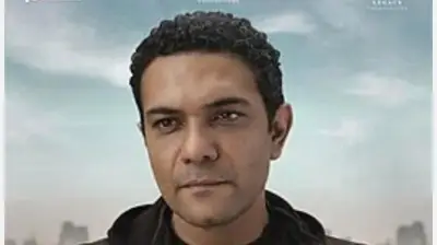 فيديو عفوي لآسر ياسين يشارك عروسين الرقص في الشارع يشعل مواقع التواصل