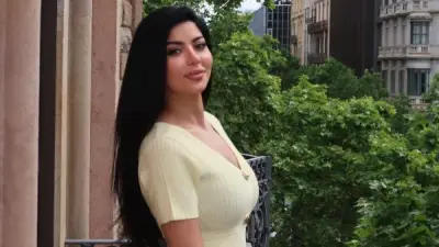 كارولين عزمي تخطف الأنظار بفستان أصفر جذاب في أحدث ظهور