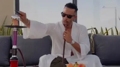 محمد رمضان يدخن الشيشة للترويج لأغنيته الجديدة ياكوزا