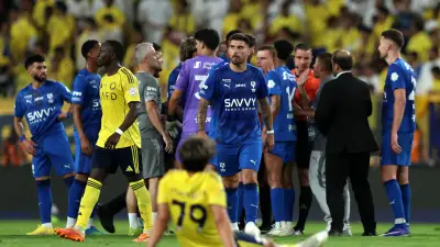 تقرير تحكيمي يضع الهلال في قفص الاتهام بمجاملات صادمة قبل جولة الحسم