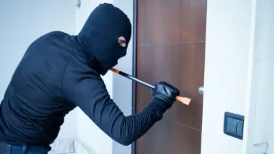 عاطل يواجه عقوبة السرقة بعد التسلق لشقة في النزهة بالقاهرة