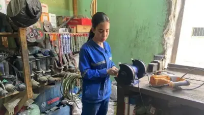 نانسي طالبة ثانوي بالمنيا تتقن مهن الرجال في ورشة كهرباء