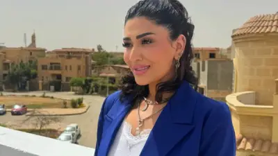 دنيا صلاح عبد الله تتألق بدور مصممة ديكور في مسلسل آخر شقة فوق
