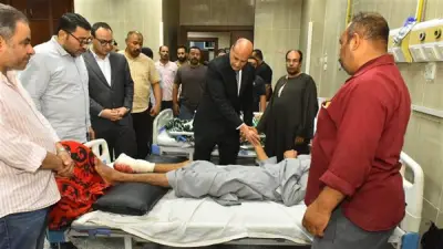 محافظ أسيوط يزور مصابي حادث أبنوب ويوجه بتوفير الدعم النفسي