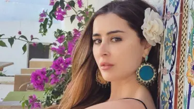 عائشة بن أحمد تتألق بفستان أزرق أنيق في أحدث إطلالة عبر إنستجرام