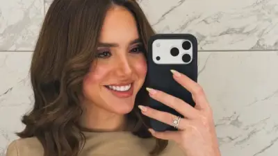 رنا رئيس تتألق بفستان بني ناعم وتبرز رشاقتها في أحدث ظهور