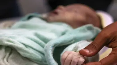 في يوم ولادته.. سيدة منتقبة تختطف رضيعاً من عيادة خاصة بقنا