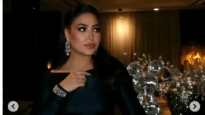 بوسي تتألق بفستان أسود أنيق في أحدث ظهور لها على إنستجرام
