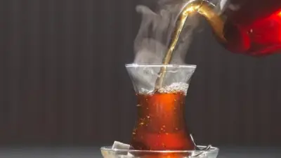 ماذا يحدث لجسمك عند تناول الشاي يومياً؟ فوائد وأضرار
