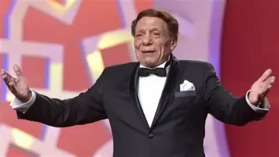 يوميات الزعيم عادل إمام في المنصورية بين القراءة والأحفاد