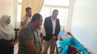 وكيل صحة المنوفية يتابع ميدانيًا مصابي حادث انقلاب ميكروباص بالسادات