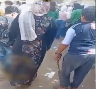 بسبب هروبه المتكرر من المدرسة.. أم تقيد ابنها بسلسلة حديدية في شبرا الخيمة