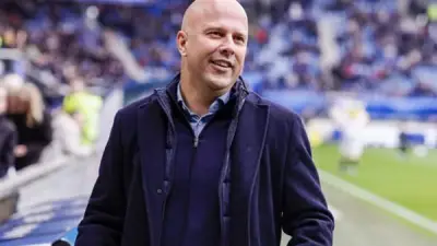 ليفربول يخطط لإقالة سلوت وتعيين مدرب بورنموث بديلاً
