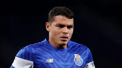 ميلان يطارد تياجو سيلفا بعرض الوداع لإنهاء مسيرته