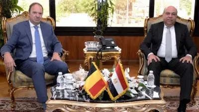 وزير الطيران يبحث مع سفير بلجيكا تعزيز الربط الجوي بين البلدين