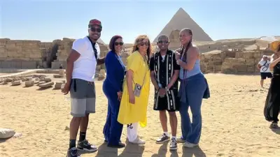 فنانون عالميون يزورون أهرامات الجيزة في جولة خاصة للتعرف على التطويرات