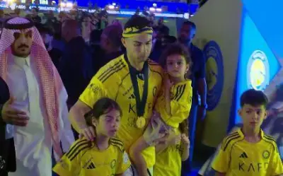 فيديو.. رونالدو يصطحب عائلته ويرفع علم البرتغال بتتويج النصر بالدوري السعودي