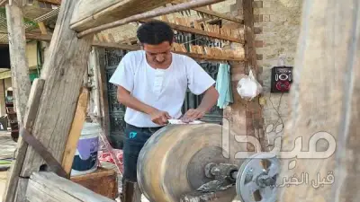 قصة عم محسن أشهر عامل في سن السكاكين بالسيدة زينب استعدادا لعيد الأضحى