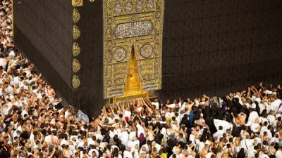 الإفتاء: المزاحمة على الحجر الأسود مكروهة للرجال وحرام على النساء