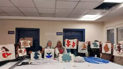 محافظ أسوان يتابع تدريب السيدات على الحرف اليدوية في القرى