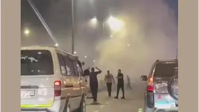 لحظة انقلاب ميكروباص على كوبري سيدي جابر وتصادم مع سيارتين