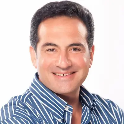 محمد ثروت يجري عملية جراحية بعد أزمة صحية شديدة وابنه يطلب الدعاء